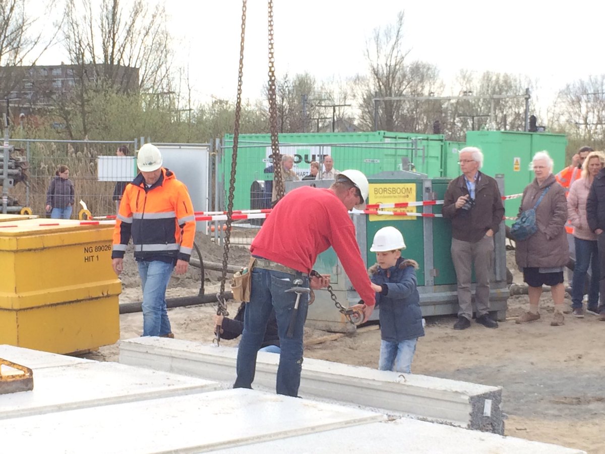 rogier_tetteroo's tweet photo. Samen met de bewoners van "kavel 52" feestelijke handeling verricht "start bouw" 2e fase Middenwillens. 55 prachtwoningen! @BodegravenJJPO https://t.co/zF74grKxPd