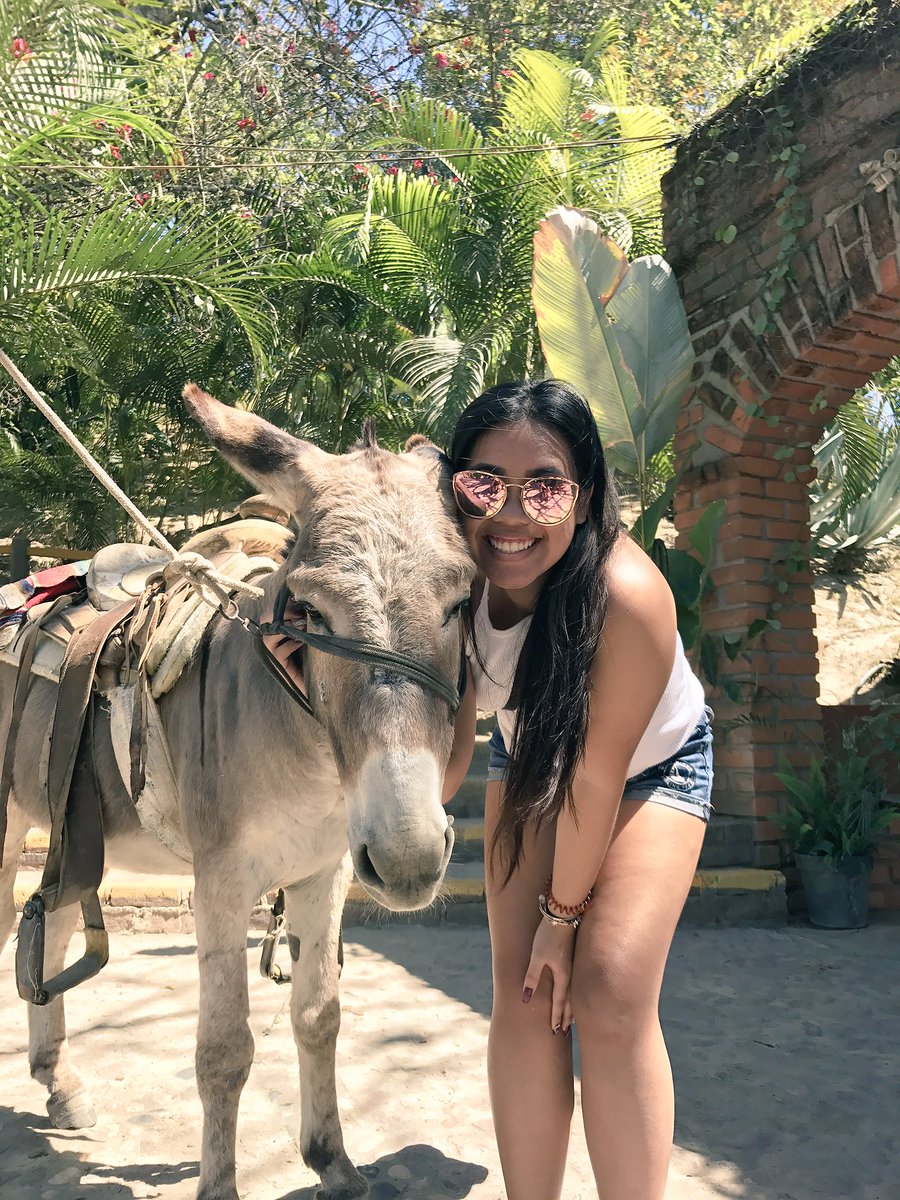 layyuuh_'s tweet photo. mi amigo el alberto ☺️❤️ (also I'm alive and drinking plenty of tequila in Mexico 😛) https://t.co/Z7QnVdWq1Y