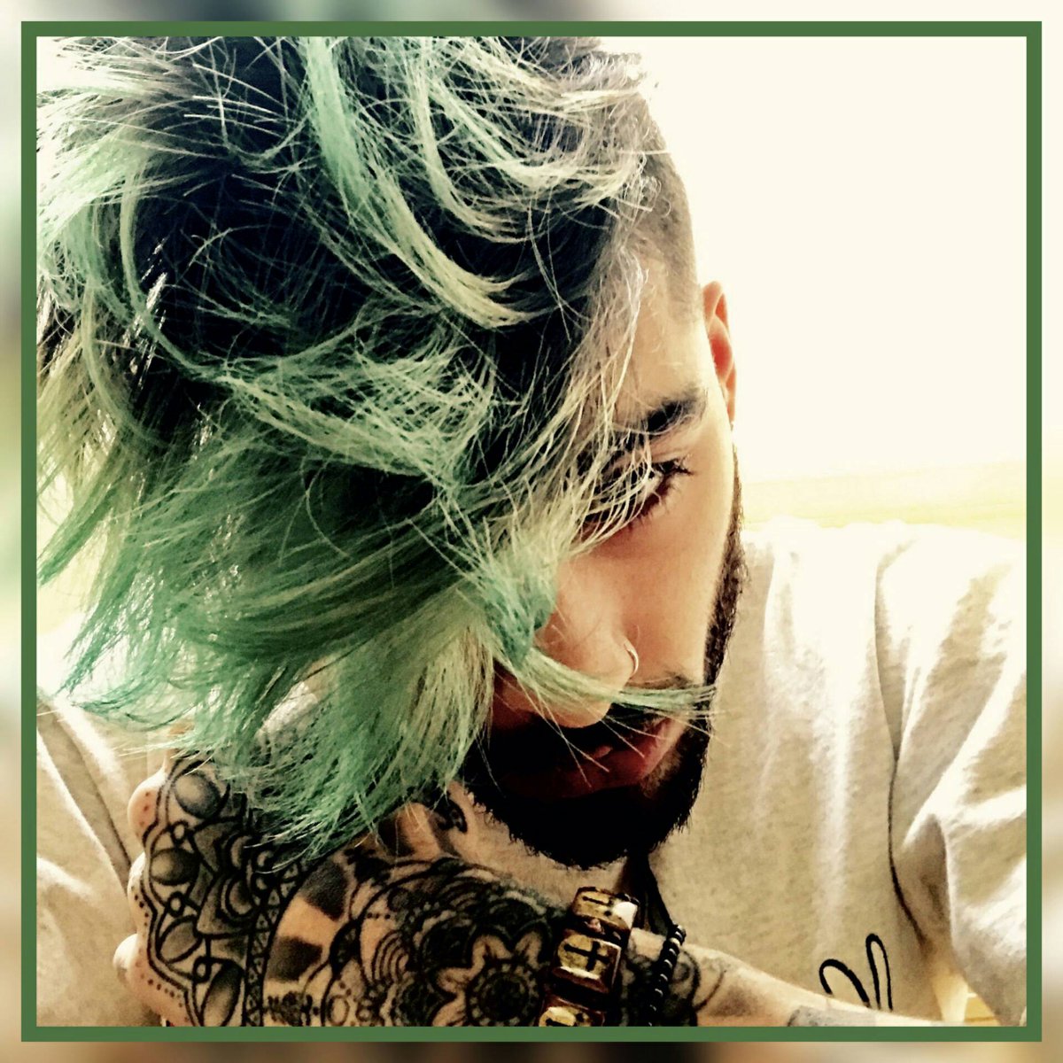 esteeselshowfm's tweet photo. ¿Qué les parece el nuevo look de Zayn? https://t.co/fch2NOaYp8