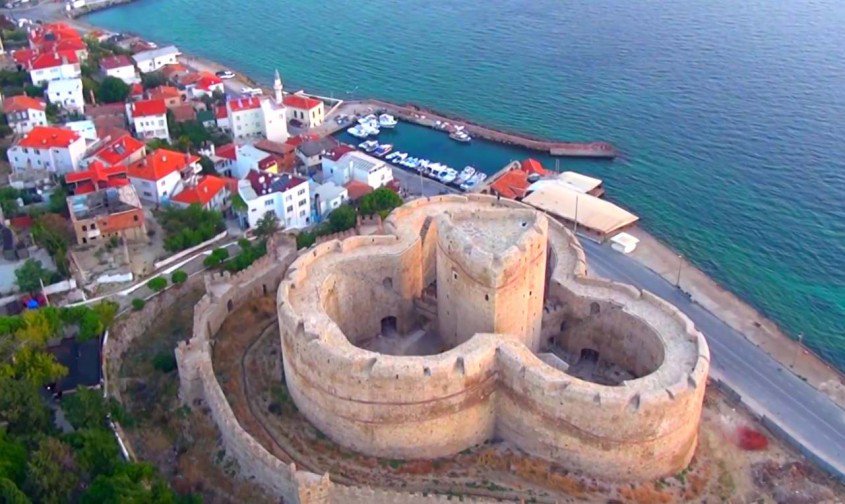 "Kilitbahir kalesi içinde ve dışında hava sirkilasyonu için tünelleri var. Burada Piri Reis'in eserleri bulunabilir."  #şaşırıyorum