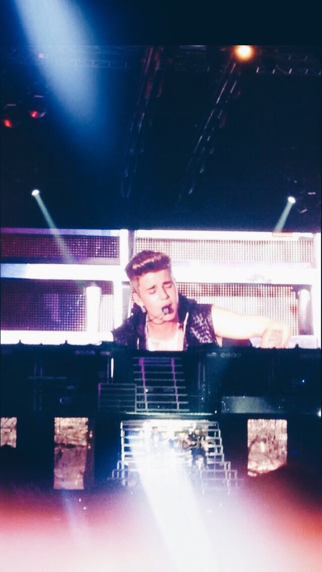 itslittl3freak's tweet photo. 4 years ago?! It can't be true 😱 #believetour #believetourvienna https://t.co/mhXZfxt6Ia