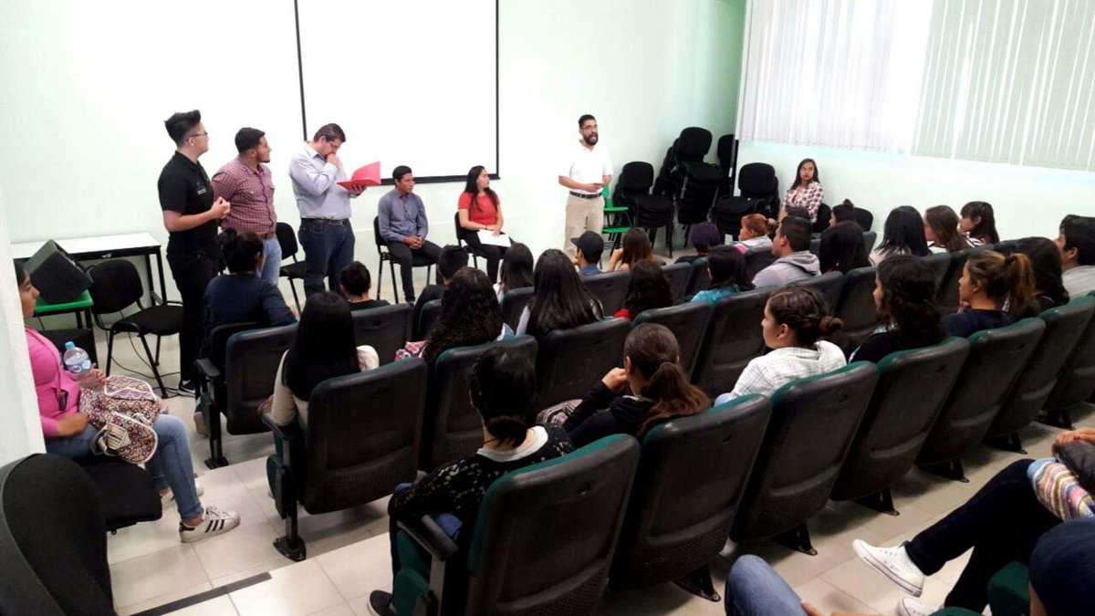 ChuyRtn's tweet photo. Se realizó en un clima participativo debate entre @lizahisalas @manuelgalvn1 alumnos y candidatos al CESA2017 @CECyTEDurango  #07ColHidalgo https://t.co/GoWWEknvz9