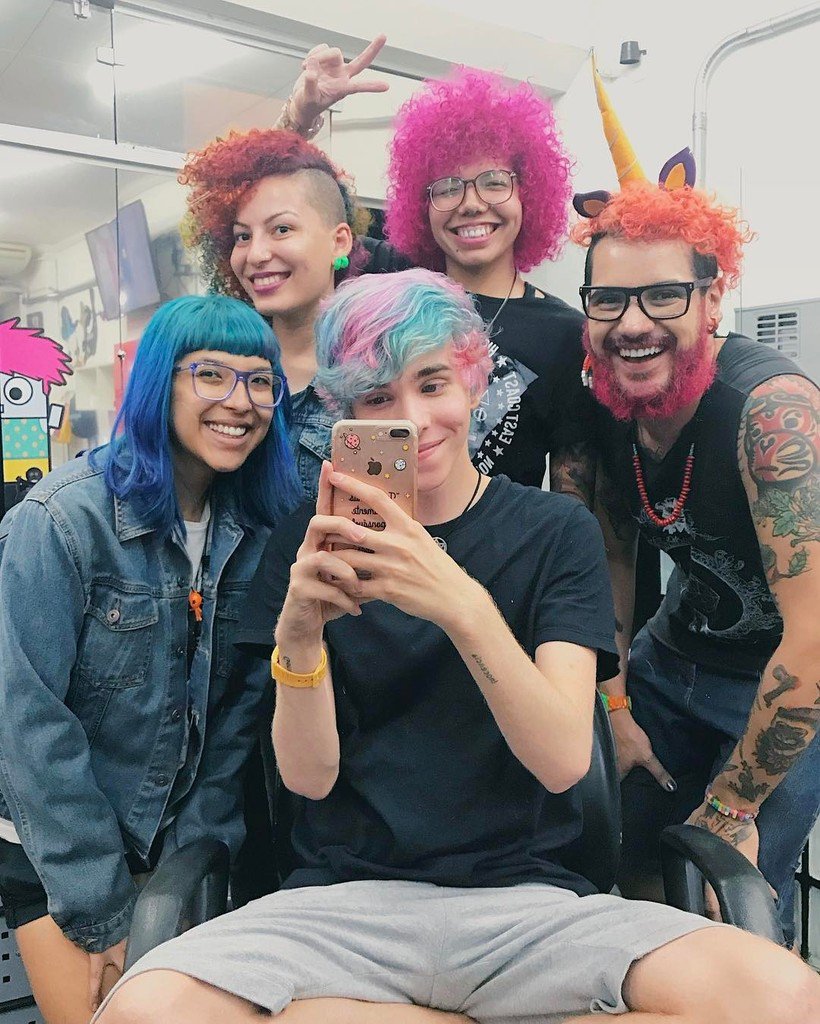 Erick Mafra on X: O salão mais colorido e alegre da cidade! 💗💙💜Pra quem  sempre pergunta onde eu faço meu cabelo: @novoarte e tem um vídeo no meu  canal também…  /