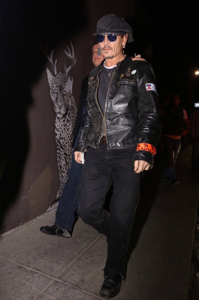Depphead_hi's tweet photo. He looks so good😍❤ #johnnydepp #wearewithyoujohnnydepp #cantkeepagoodmandown https://t.co/Peu0KiFoUm
