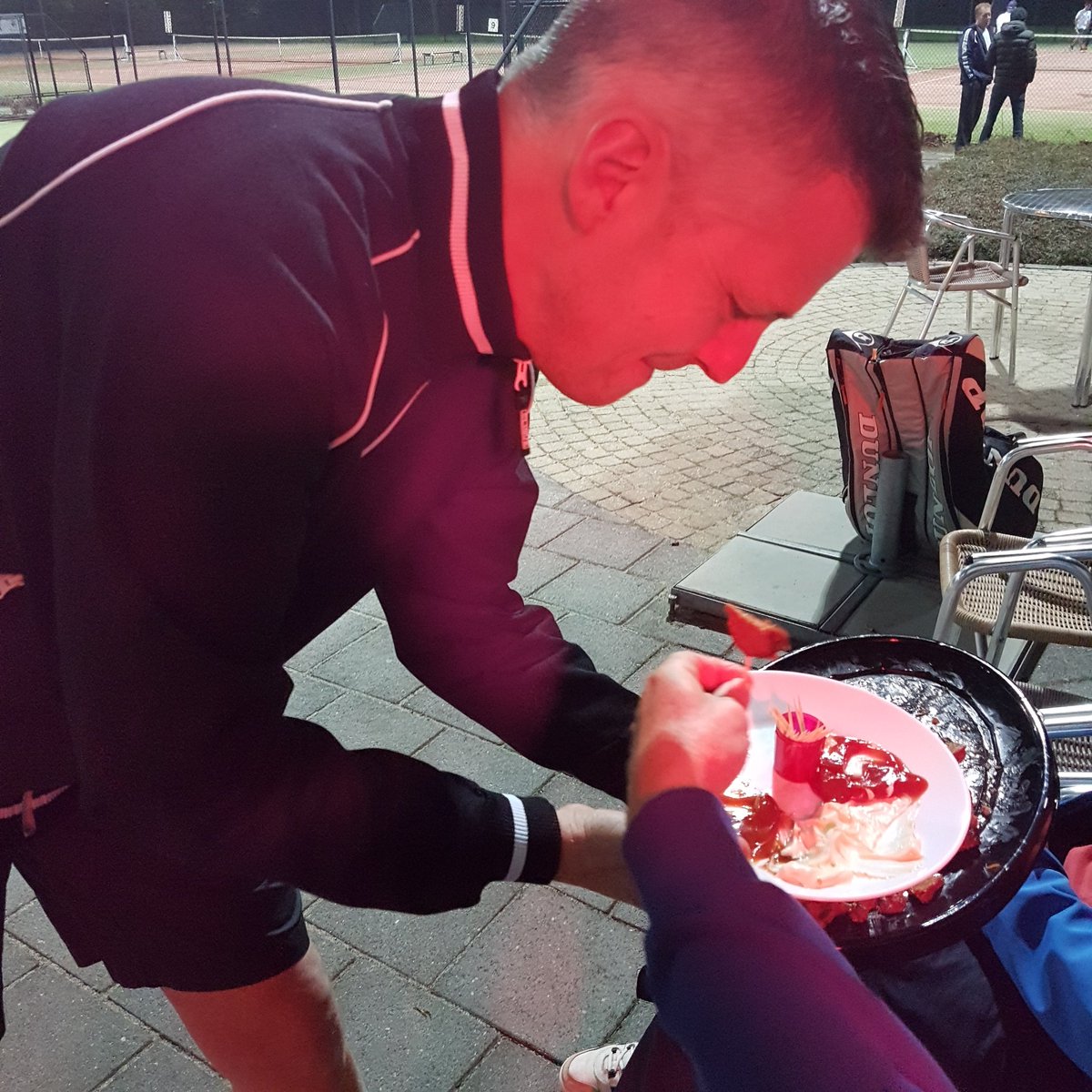 TennisTotaalOpe's tweet photo. Een korte bui mocht de pret niet drukken. Er was weer genoeg gezelligheid ... #flextraopen #hoogeveen #tennis https://t.co/MXEwA6ZLbh