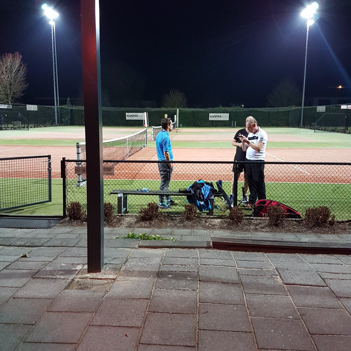 TennisTotaalOpe's tweet photo. Een korte bui mocht de pret niet drukken. Er was weer genoeg gezelligheid ... #flextraopen #hoogeveen #tennis https://t.co/MXEwA6ZLbh