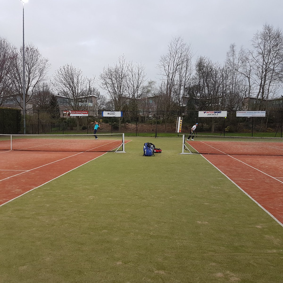 TennisTotaalOpe's tweet photo. Een korte bui mocht de pret niet drukken. Er was weer genoeg gezelligheid ... #flextraopen #hoogeveen #tennis https://t.co/MXEwA6ZLbh