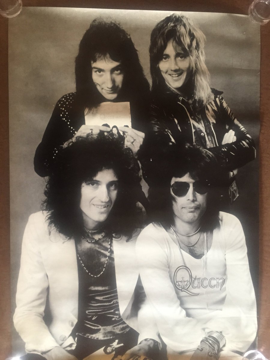 よかちょろ Twitterissa 初期クイーンのポスター 最近cmで使われている Keep Yourself Alive 日本盤シングルレコードを指し示すジョン ディーコン大先生 昔ワーナーがタダで配った洋楽ポスターが押入れに収拾がつかないくらい大量にあって 只今整理中 早い話捨てる