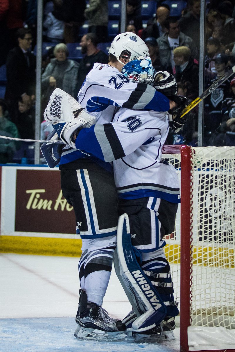 That's the game!! Victoria holds on for a crucial 2-1 win.

Series is 2-2, game is 5 in Everett
Game 6 @ home this Sunday at 2:05!
#vicbuzz