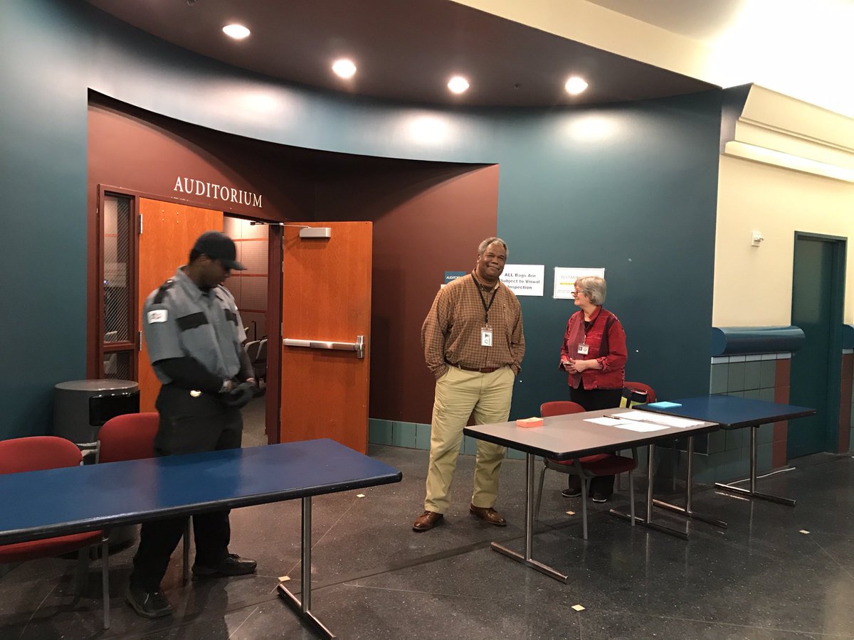 Oregonian's tweet photo. Portland City Council meeting runs smoothly after public locked out https://t.co/Seibh1EWpX https://t.co/vMmlNkYVoZ