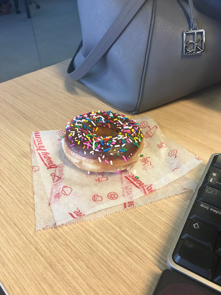 jaque_mb7's tweet photo. Día de donas 🍩 en @TalentoHavasMex, porque no todo se trata de puro estudiar 😃#HPR4 https://t.co/A6fB9gJvs7