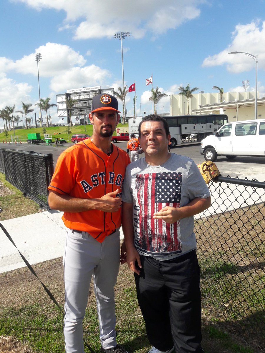1MikeGuzman's tweet photo. #mlb #baseball #boysofsummer #baseballisback #americaspasttime #mlb2016 #funtimes #mlb2017 #carlossierra #Astros https://t.co/bIBel98Zhl