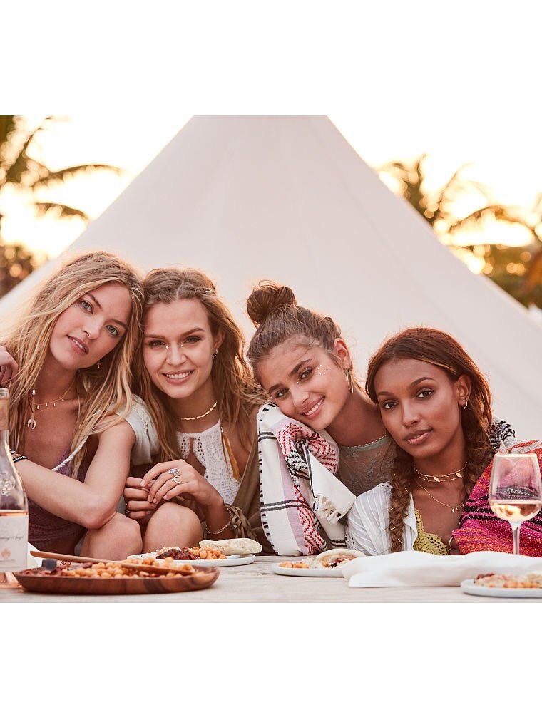 CELESY_mag's tweet photo. Victoria's Secret🌴 https://t.co/XeRuOxICba