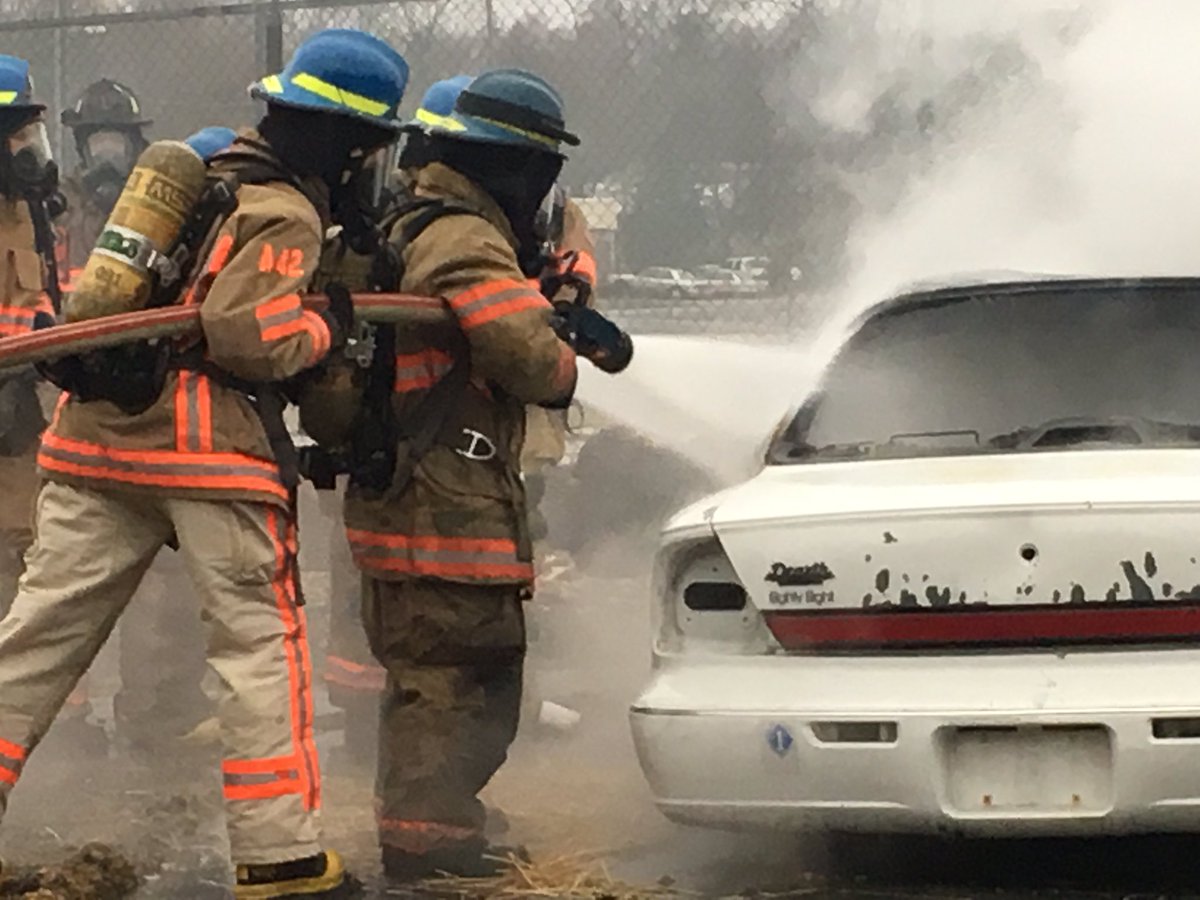 ExplorerPost413's tweet photo. More pictures from tonight's #FirstNighter. Nice job with the car fire 🔥 🔥 https://t.co/dheLa4vfbE
