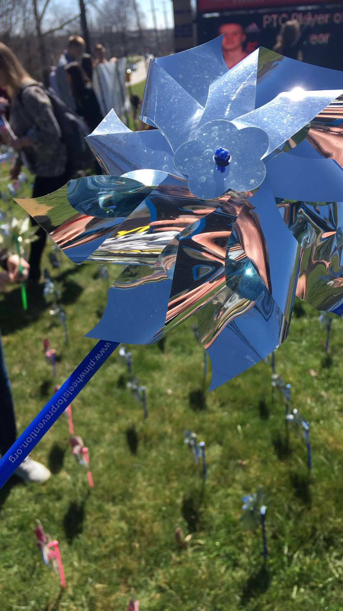 CHS__Leadership's tweet photo. Today the Leadership class teamed up with other CHS students to RAISE Awarness to end / report Child Abuse✊️INFO @ https://t.co/EeznfkHTN7 https://t.co/tTprCNUldQ