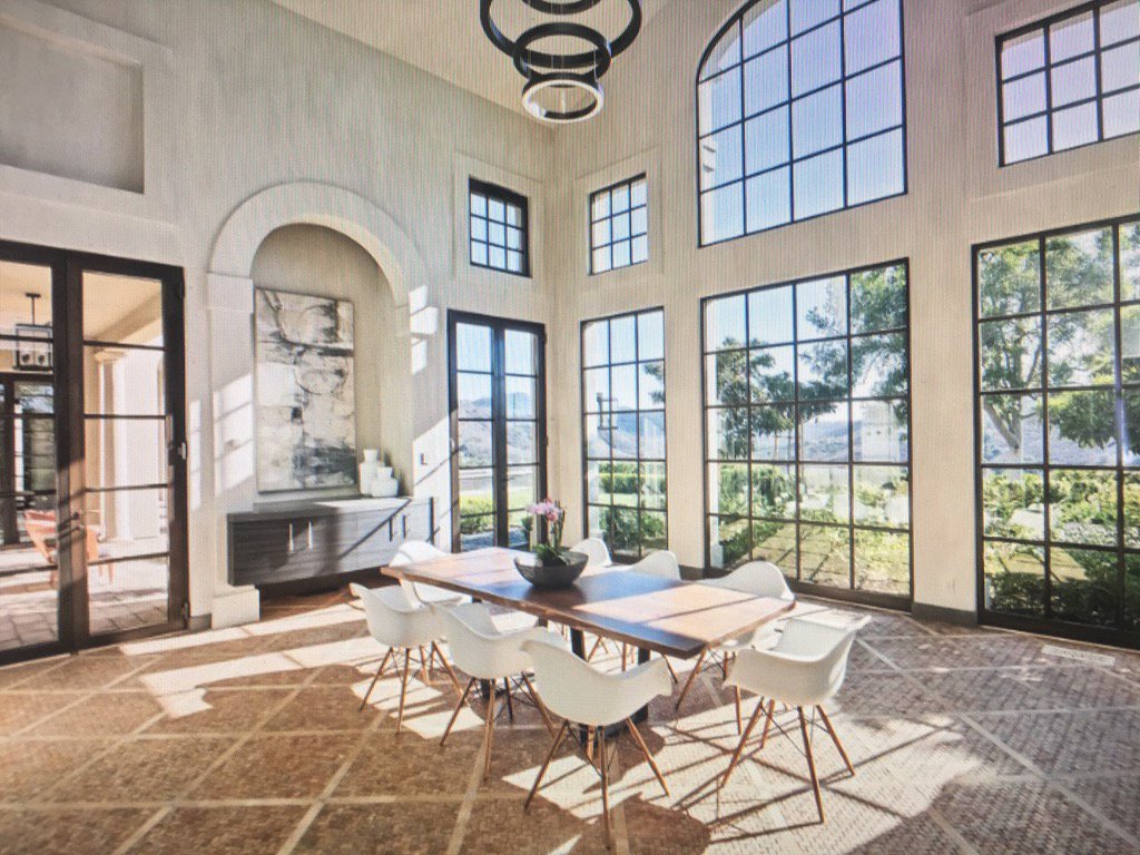 elizabethcav07's tweet photo. Breakfast room in a stunner of a home in #SoCal #ecdesigns #interiordesigns#newportcoast https://t.co/BCYZ9aK064