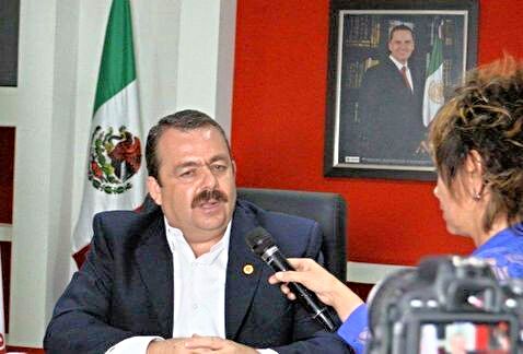 mirarafondo's tweet photo. Detienen a fiscal de Nayarit en frontera con EU; es acusado por tráfico de drogas. | https://t.co/f16K5ZIIDP https://t.co/czS7UMRyFH