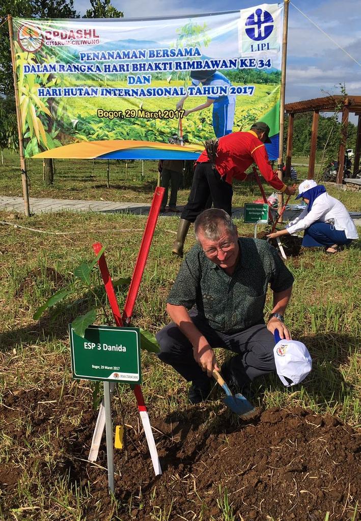 ESP3_Indonesia's tweet photo. #ESP3 planted a Pouteria sp. in the #lipiIndonesia Botanical Garden, in MOEF's International Forest Day celebration https://t.co/9yHDXA1wCU