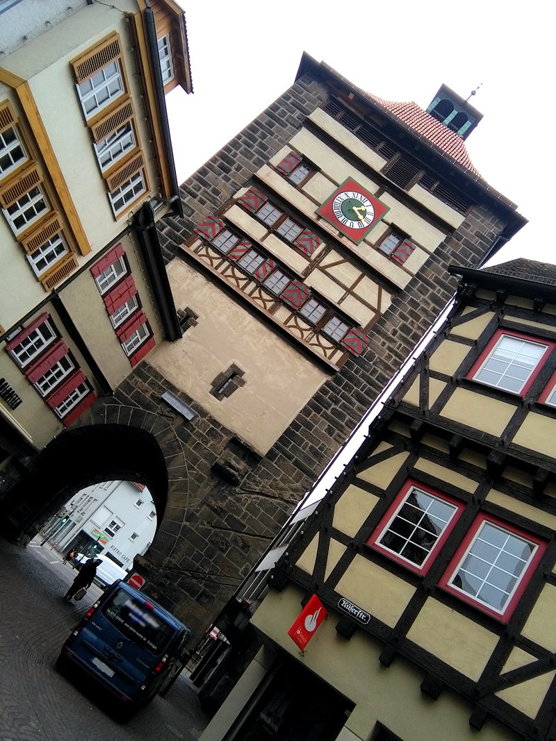 ES_FotoG2017's tweet photo. Jack lichtete auf der alten #Küferstraße das #Wolfstor ab. Dass da nichts wirklich gerade ist, unterstreicht sein Foto. 😉 #FotoG2017 #Museum https://t.co/TXameebs06