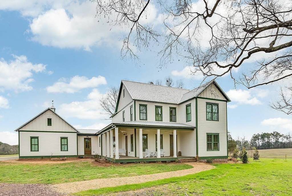 We are all about a modern farmhouse and this one is dreamy. #BlackSouthernBelle 
Image by <a href="/205photography/">Jana Sobel</a>
・・・
Have you ever driven up to a …