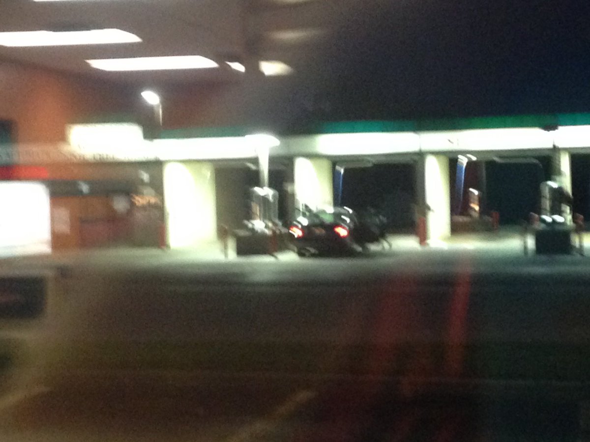 dangerdude08's tweet photo. There is no one here. The car wash across the street had more people than this #TocoBell https://t.co/zm9uJfgMZI