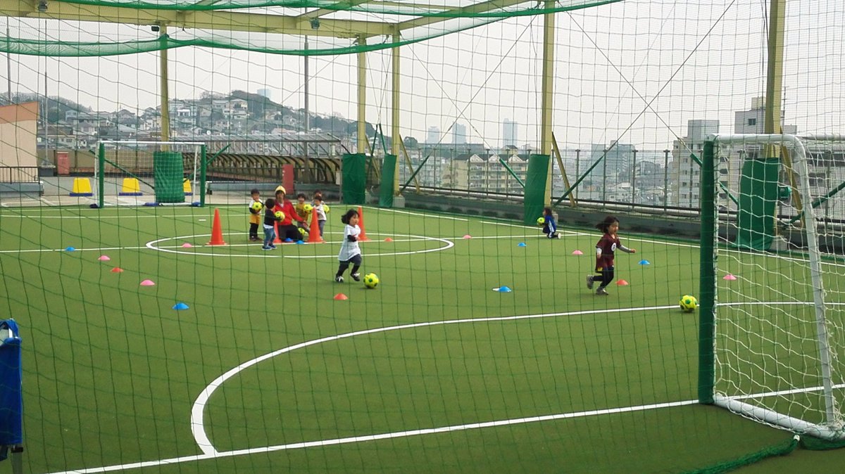 フットサルコートviva板宿 No Twitter おはよーございます 今日も 板宿キッズ からスタートです コートのゴール裏にはネットで仕切られた観戦スペースがあるので 保護者の方はボールに当たることなく座って見学出来ちゃいます ブランケットも無料貸し出しして