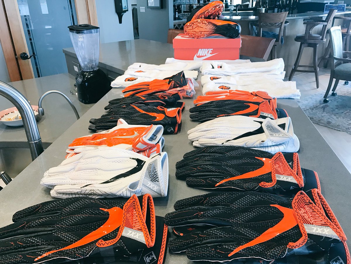 realDockery's tweet image. Gear giveaway! RT/LIKE to enter. Giving half to most active &amp;amp; rest at random 🙌🏽🔥