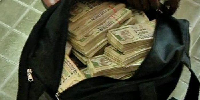 PttvNewsX's tweet image. அமைந்தகரையில் சிக்கிய ரூ.1 கோடி மதிப்புள்ள பழைய நோட்டுகள் goo.gl/Slz1m7 #Chennai #OldNotes #Seized