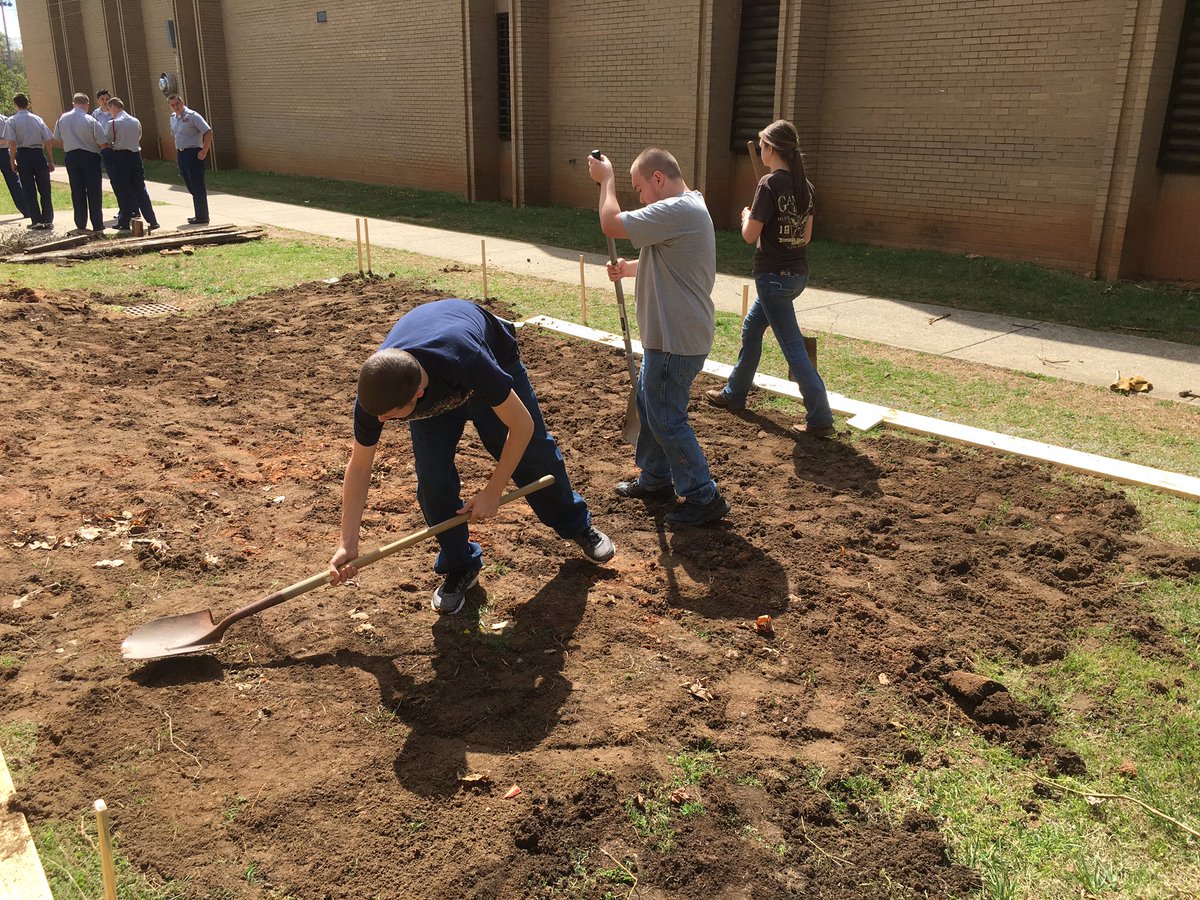 NGHSBetaClub's tweet photo. We began work on the garden and I'm so proud of how it's coming together! Thanks to everyone who helped out! -KP https://t.co/8UZuzwVOr9