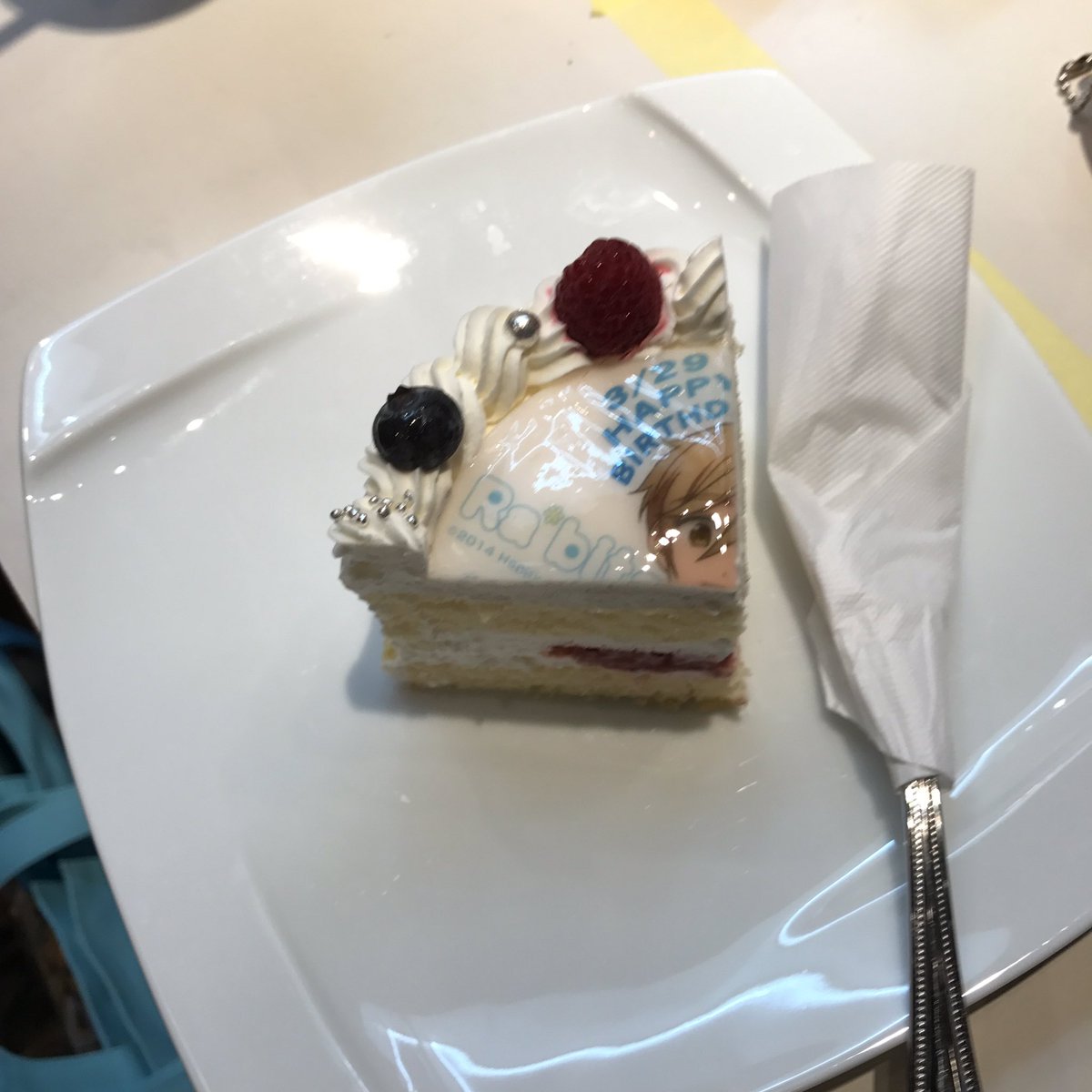 @nakaharaichi 思い出写真〜
①入口にあったサイン色紙
②頼んだ友也くんドリンク
③隣のお姉さんが当てて一口下さったケーキ〜(左目)
当てて私だけ入れてくれた友達、本当にありがとう!
