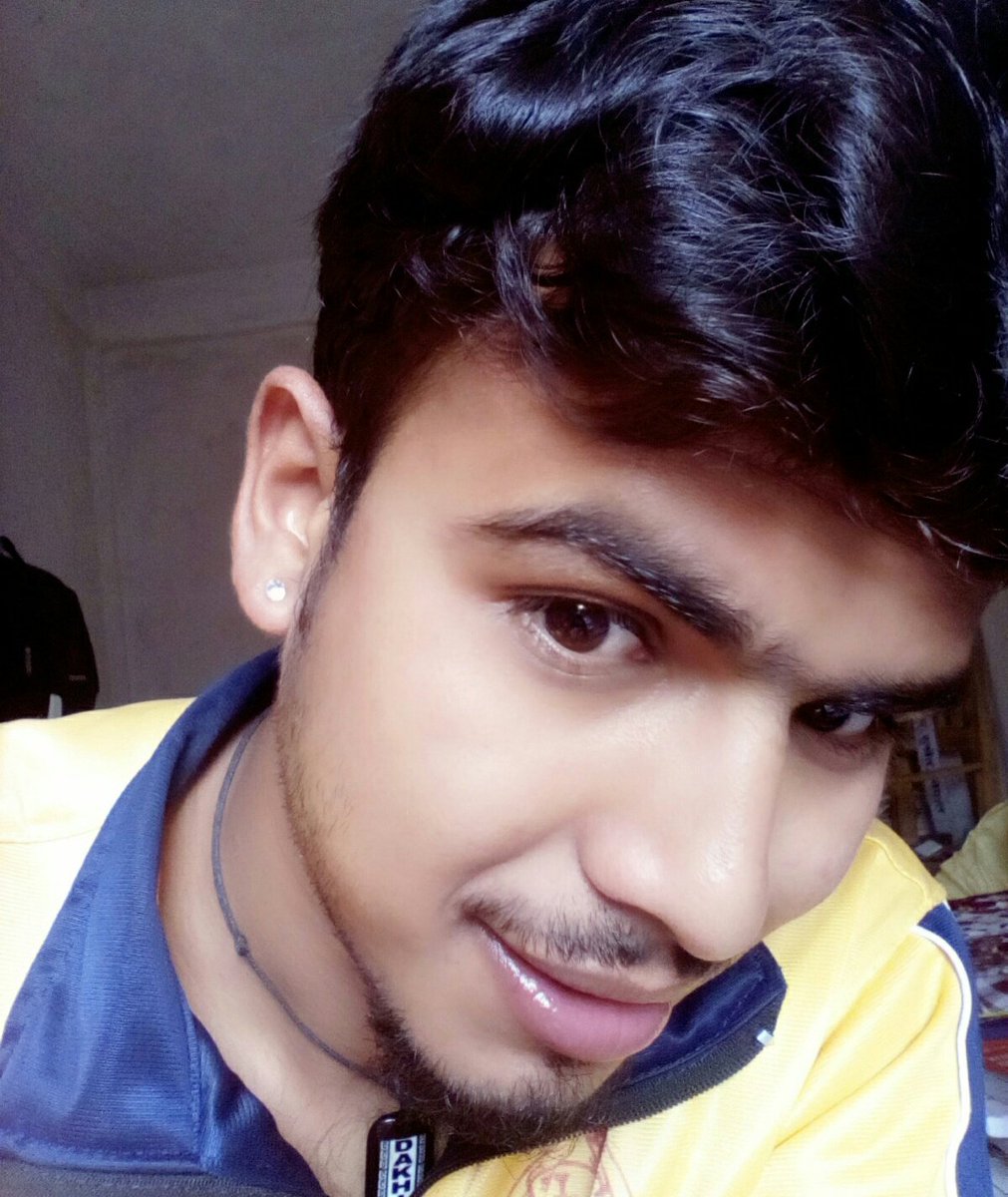 देखाउन खोजेको कानको #टप लाई हो के :)