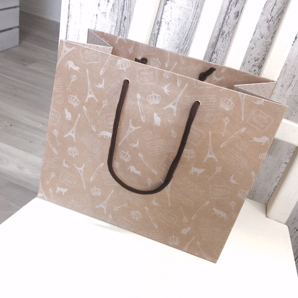 ট ইট র モノトーンインテリアな峰川あゆみのオンライン講座 セリアさんの紙袋 エッフェル塔と王冠模様で 大きさも使いやすくて便利 お土産入れるのにちょうどのサイズ ナチュラル雑貨 セリア 100均