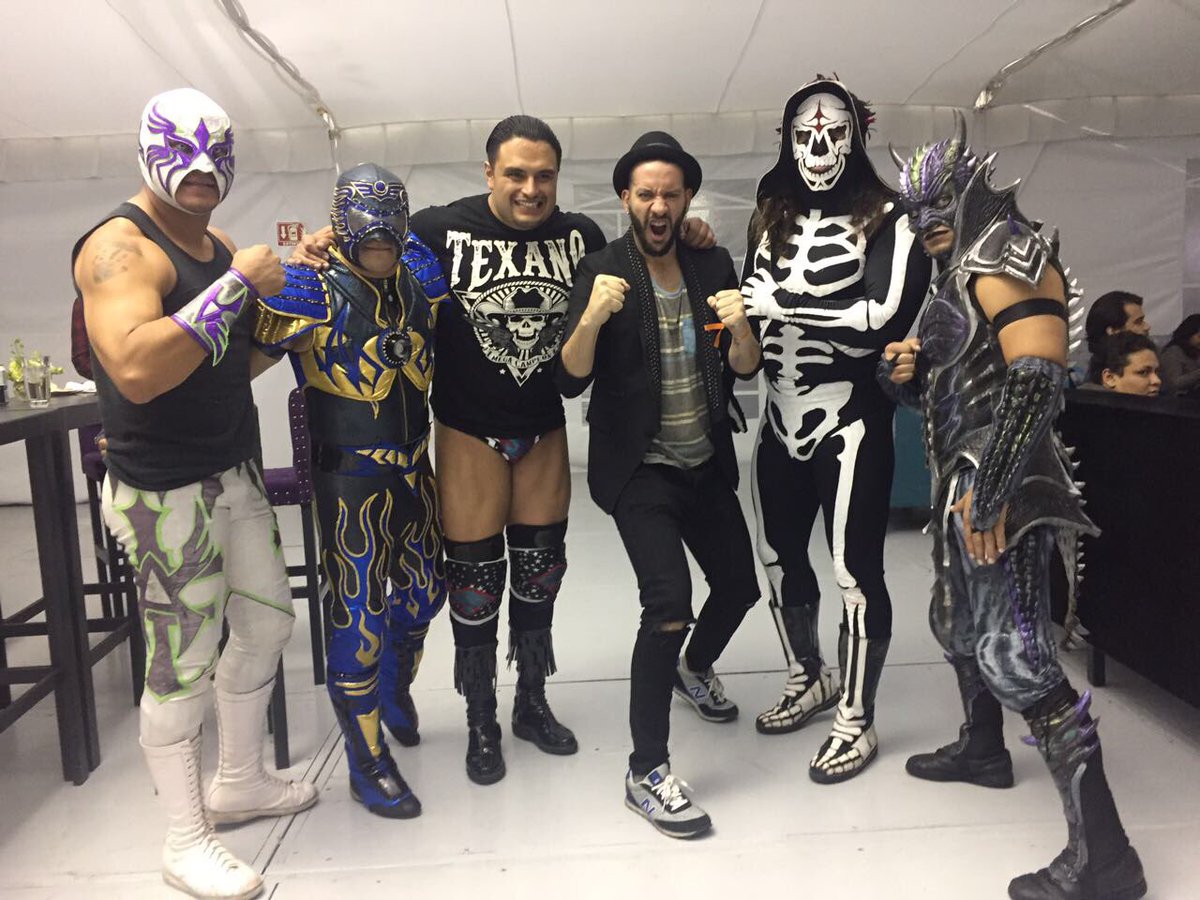 luchalibreaaa's tweet photo. Ni @faisirrito pudo aguantarse las ganas de tomarse una foto con las #EstrellasAAA en los #WDMRADIOAWARDS https://t.co/ke6RlVHhV7