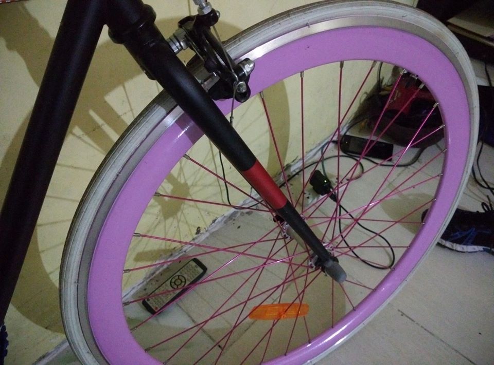 For Sale. Fixie merk United, soloist. Warna Pink Putih, baru dipake kurang dari 5 kali. dijual soalnya sibuk kerja jadi ga kepake. Minat dm🙂