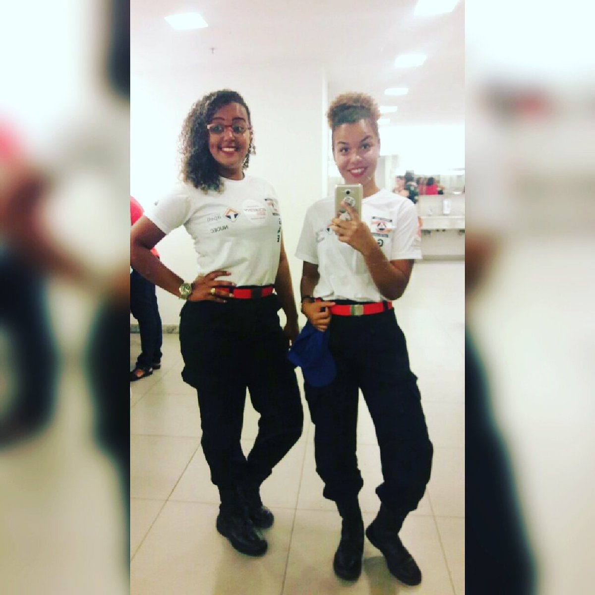 RuteFer25's tweet photo. Seja forte. Aguente firme. Caia. Levante-se. Assim é a vida: cair sete vezes. E levantar oito.
#AmigaIrma 👭❤😍 https://t.co/s87gUymobA