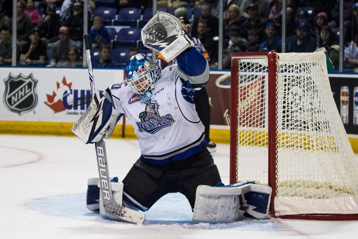 Griffen Outhouse fighting off a shot up high! He's perfect through 1 period, and the Royals lead 1-0 into the intermission.
#victoriabuzz