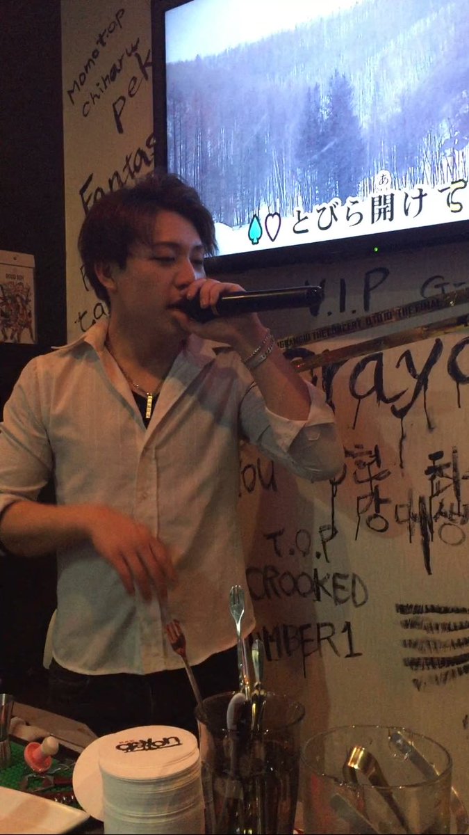 PakuFC0818's tweet photo. 歌ってる姿もカッコイイPaku
でも曲はアナ雪w/w/w/
@bb818paku 
@bar_crayon https://t.co/Wxr0LGCcXe