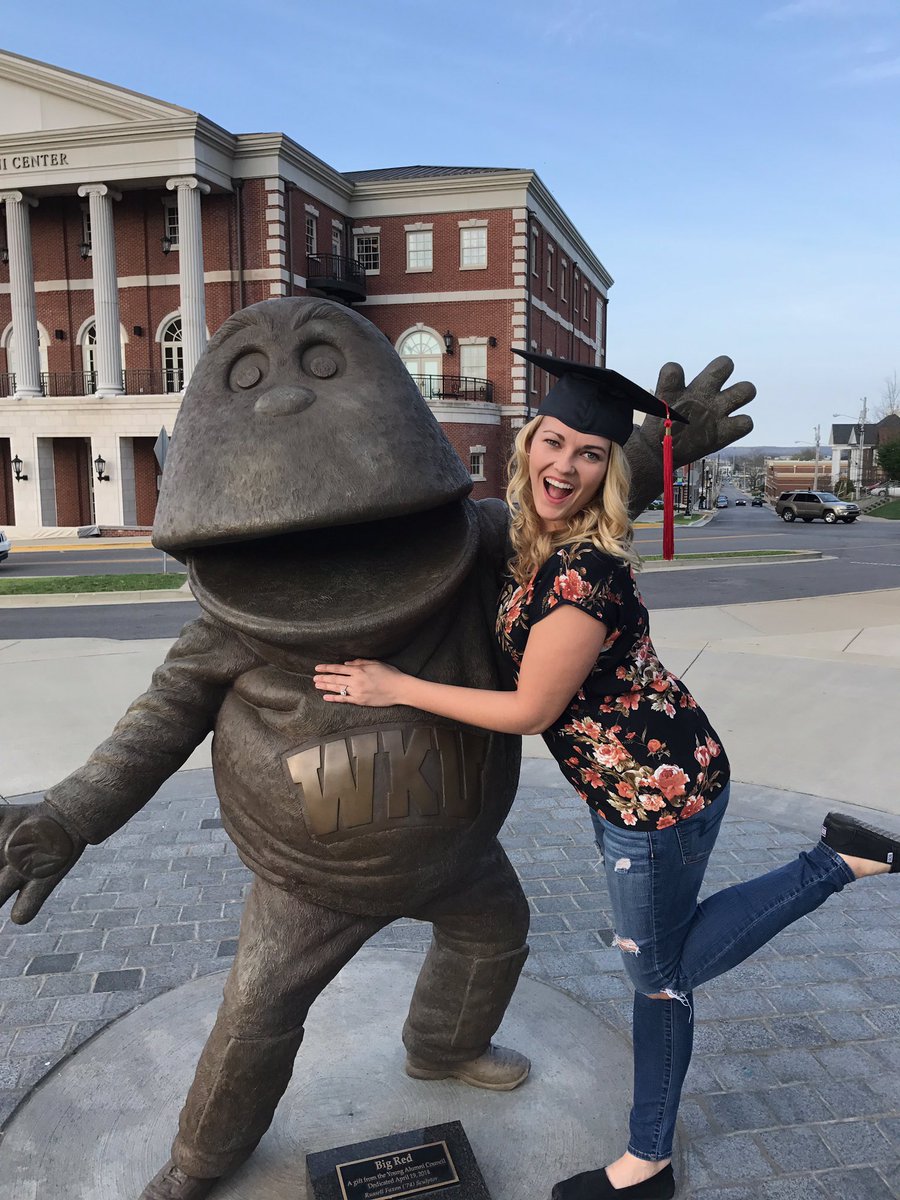 meganjoyce14's tweet photo. #ShutterflyGrad #WKU2017 ❤ https://t.co/EtKUpvttxM