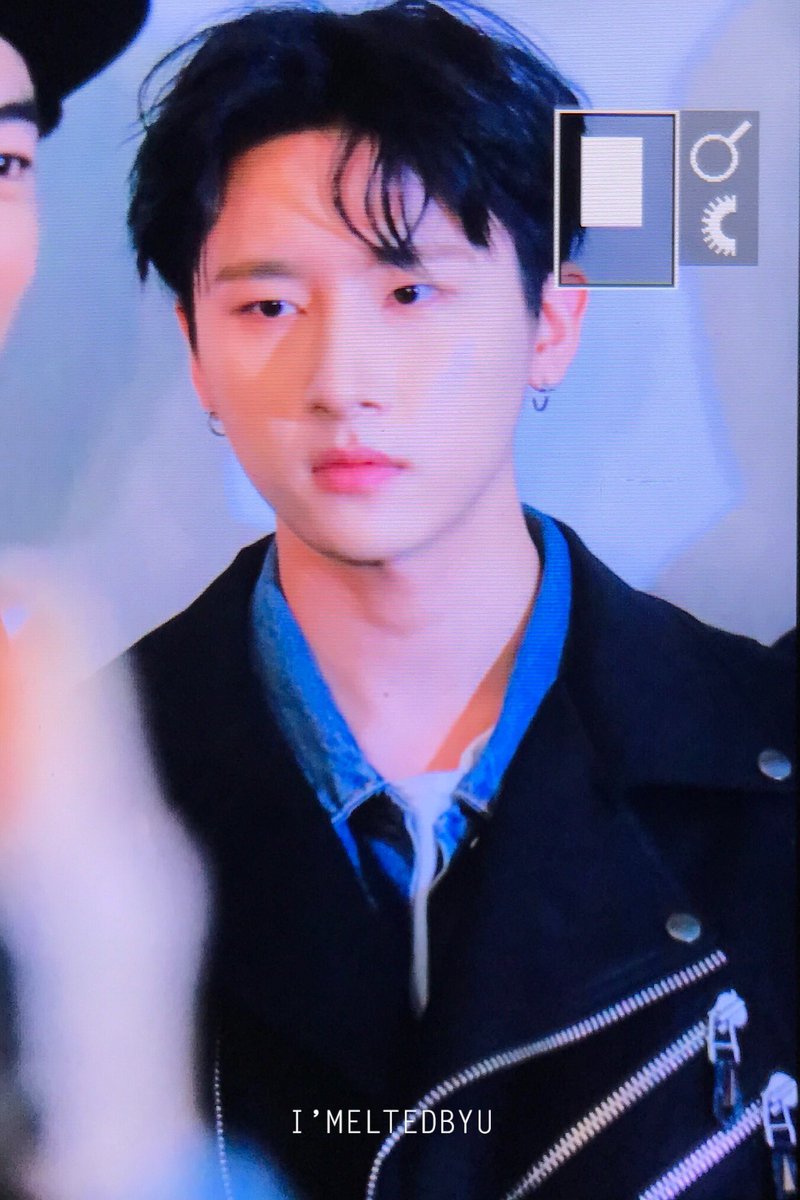 meltedbyu96's tweet image. 170330 서페위 backstage 
디자인너님과 인사하는 창균이 귀여워 ㅠㅠ
 @OfficialMonstaX #아이엠 #창균 #MONSTA_X #아름다워