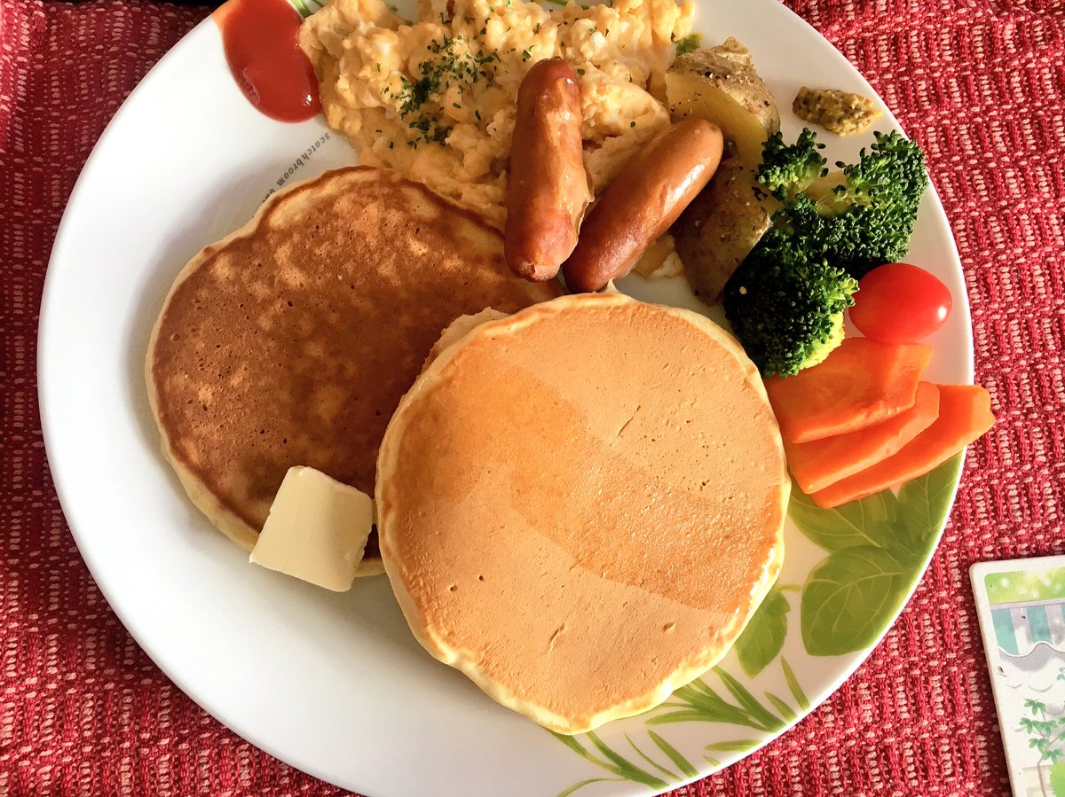 もみたそ きょうの朝ごはんはホットケーキ 付け合わせはスクランブルエッグ とういんなーとアンチョビポテトと温野菜 すっぴんだと眉毛めっちゃない線 Twitter家庭料理部 朝ごはん