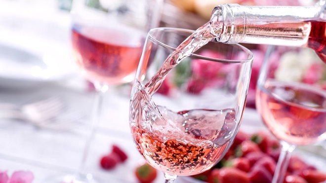 foodandwine's tweet photo. Sign us up! This delivery service will send rosé to your doorstep all summer long: https://t.co/Tc5ksGj2H6 https://t.co/2B5WOjdajw