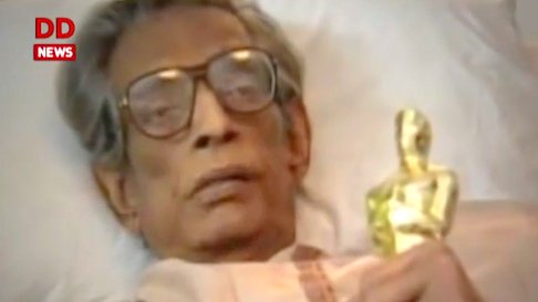 DDNewslive's tweet photo. On this day in 1992, filmmaker #SatyajitRay was conferred with honorary lifetime achievement #Oscar for his exemplary contribution to cinema https://t.co/GENt3j9QfF