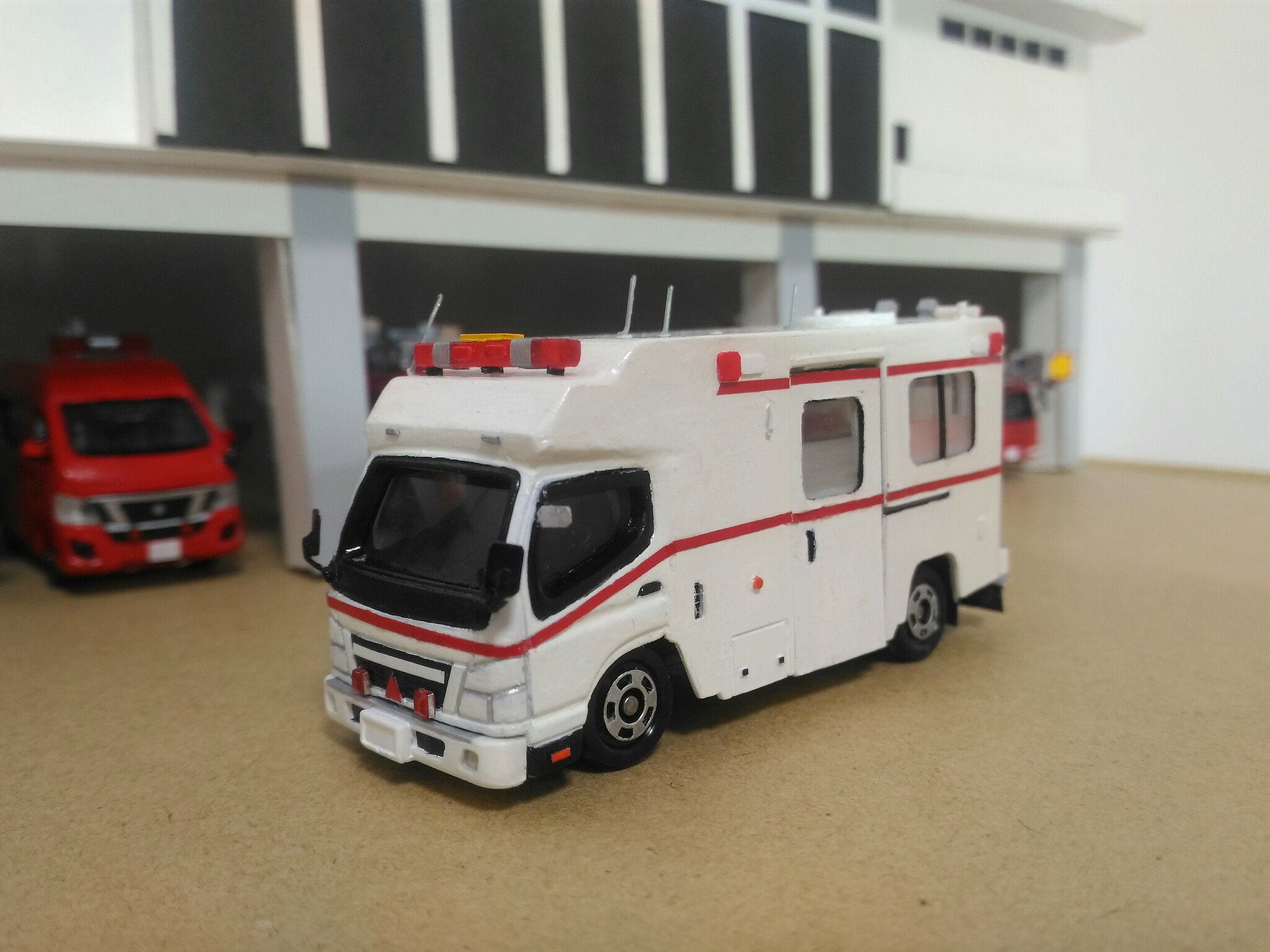 トミカ改造 自作品 いすゞエルフ トライハート型救急車 トミカ改造 自作品 いすゞエルフ トライハート型救急車