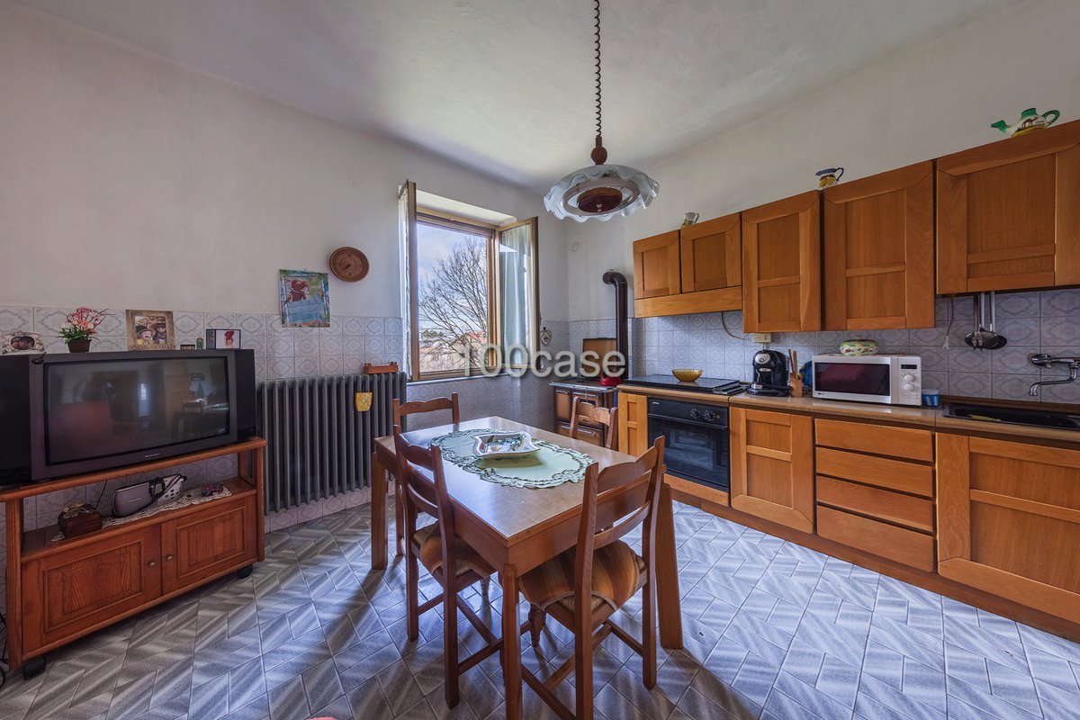 100_case's tweet image. #Toscana #Abbadia #MonteAmiata @valdorciamiata #Vendita #appartamento al secondo piano