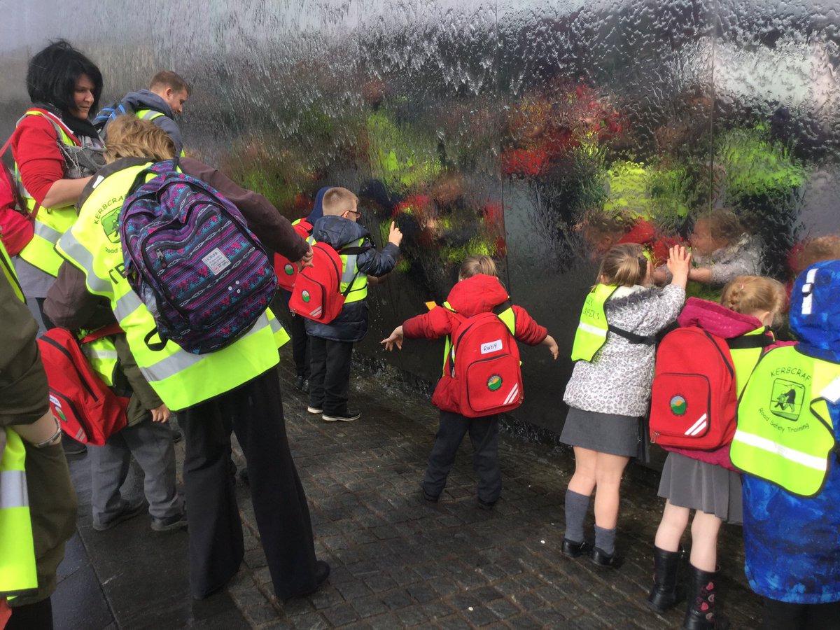 WMPrimaryF2's tweet photo. Touching the water wall! #havingmorefun https://t.co/OwEJvCnnWW