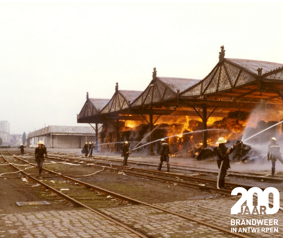 BZAntwerpen's tweet photo. Katoenbalen blussen op de Scheldekaaien. Vroeger een regelmatig terugkerende en lastige opdracht. Zoals hier in 1977. #tbt #200jaarBIA https://t.co/4mtj41kISl