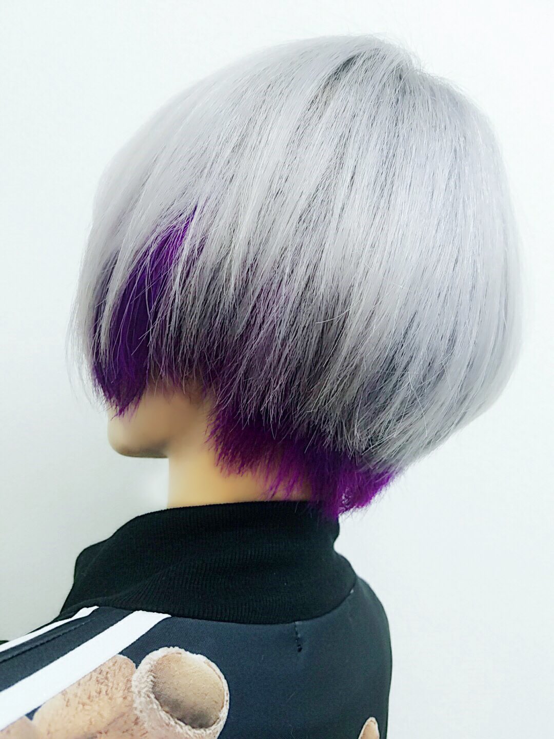青木志貴 今の髪の毛こんなかんじ 銀髪にインナーカラーで紫 めくるとがっつり紫だよ 銀髪 今回は何日持つかな T Co J4bya0afnp Twitter