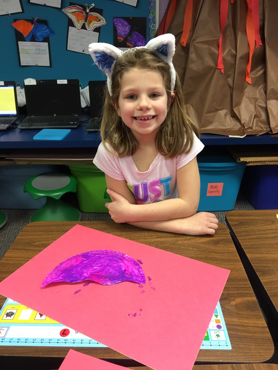 DolosDynamos's tweet photo. Making jellyfish for the ocean part of our room. They turned out amazing! https://t.co/O10HN4zdxy