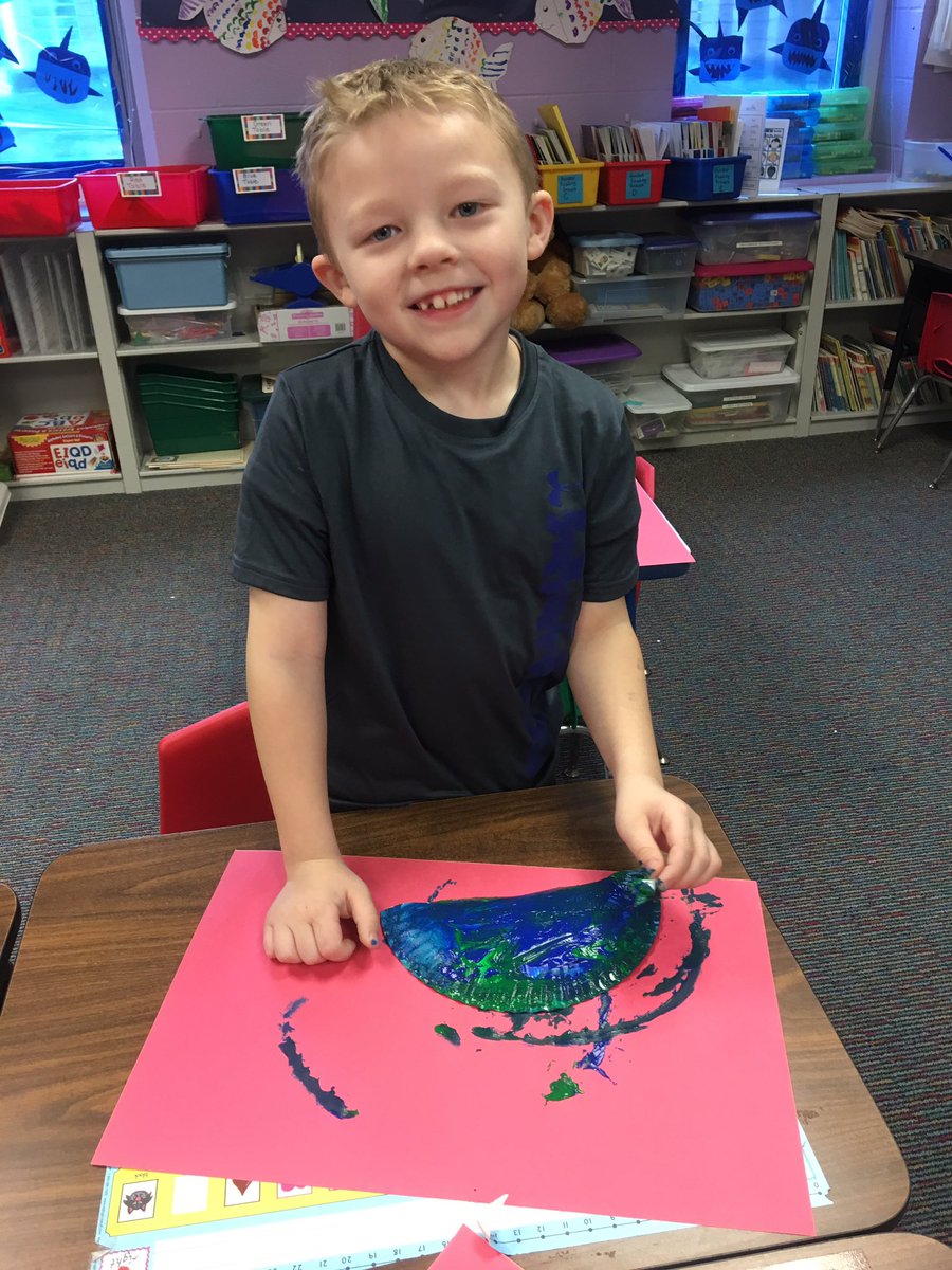DolosDynamos's tweet photo. Making jellyfish for the ocean part of our room. They turned out amazing! https://t.co/O10HN4zdxy