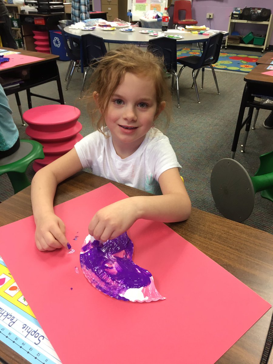 DolosDynamos's tweet photo. Making jellyfish for the ocean part of our room. They turned out amazing! https://t.co/O10HN4zdxy